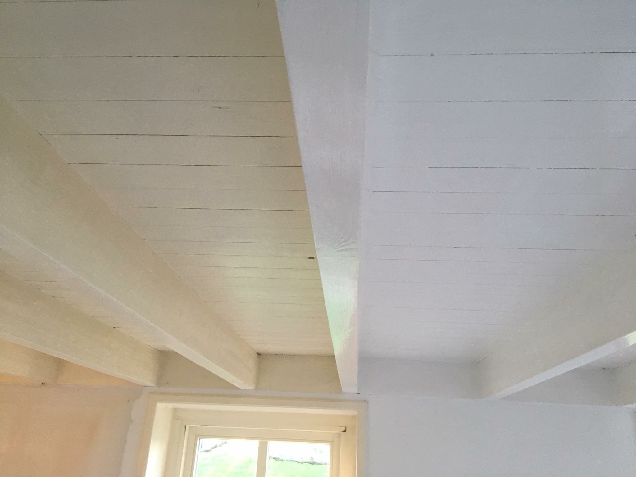 Wit geschilderd balkenplafond